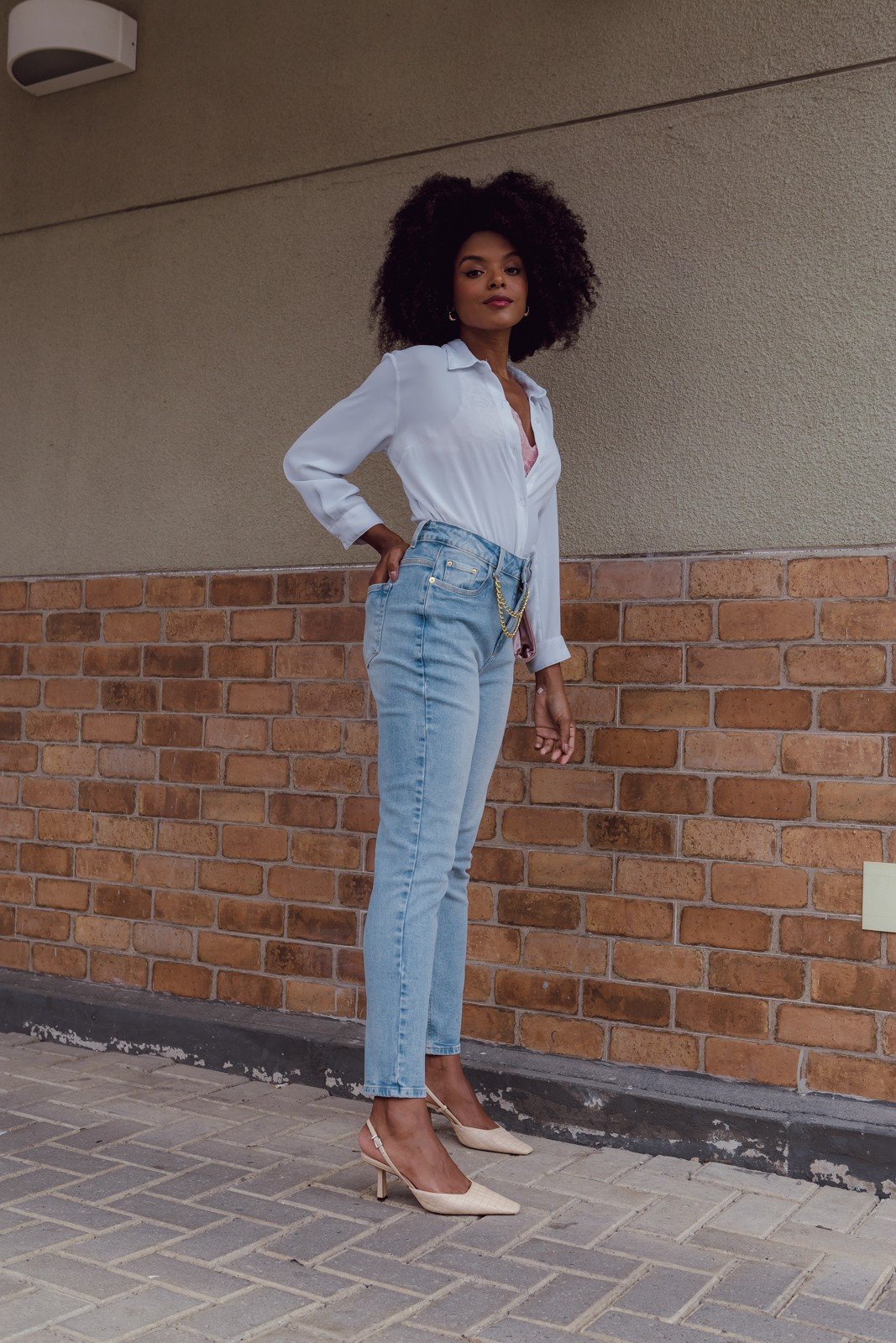 dz20078 com calca jeans feminina mom fit com corrente decorativa denim zero lado