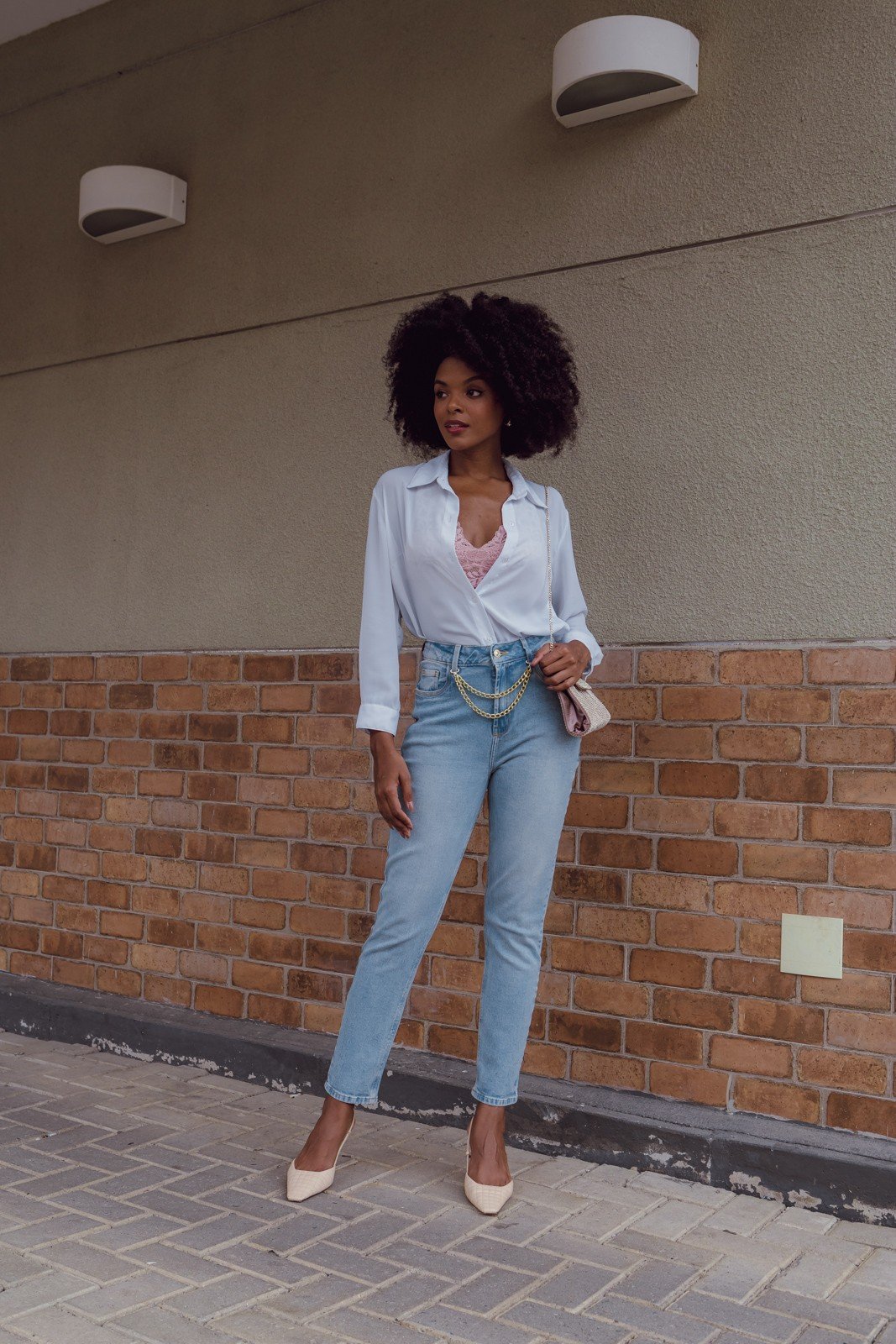 dz20078 com calca jeans feminina mom fit com corrente decorativa denim zero frente 2