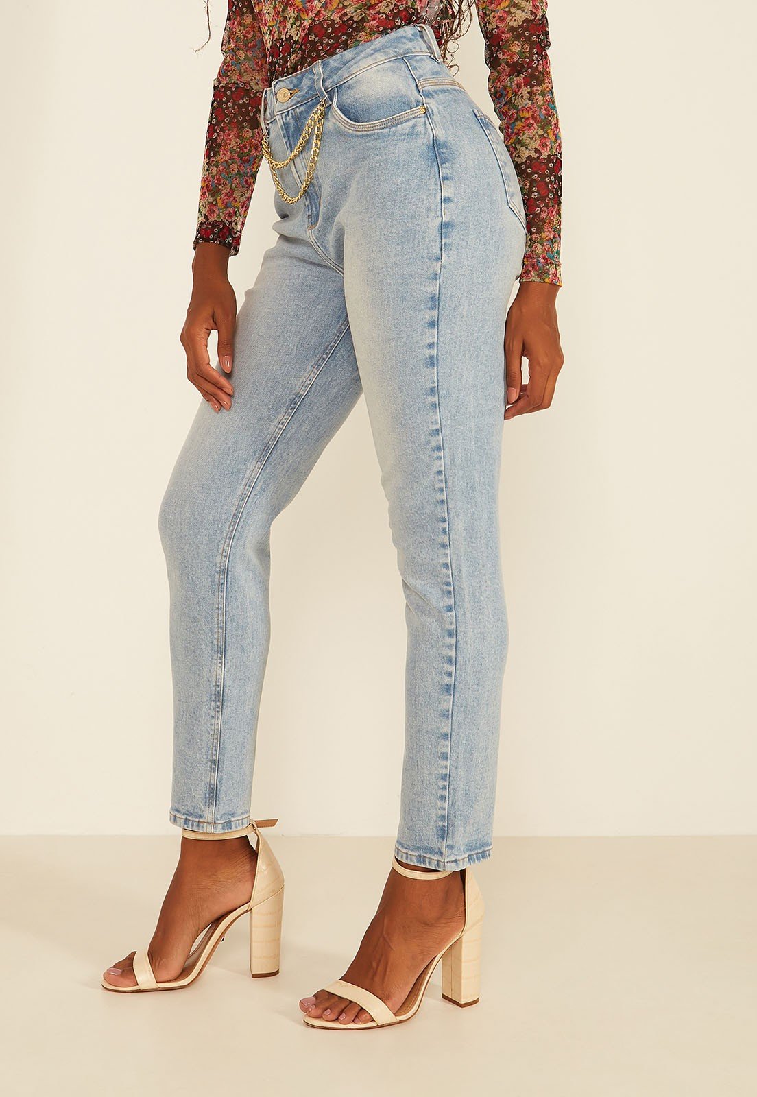 dz20078 com calca jeans feminina mom fit com corrente decorativa denim zero lado prox