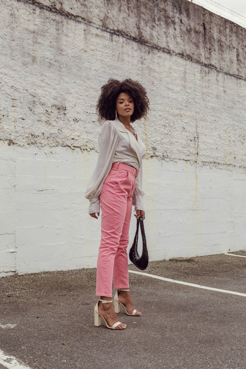 dz20081 5 calca jeans feminina mom fit com pregas denim zero lado easy resize com