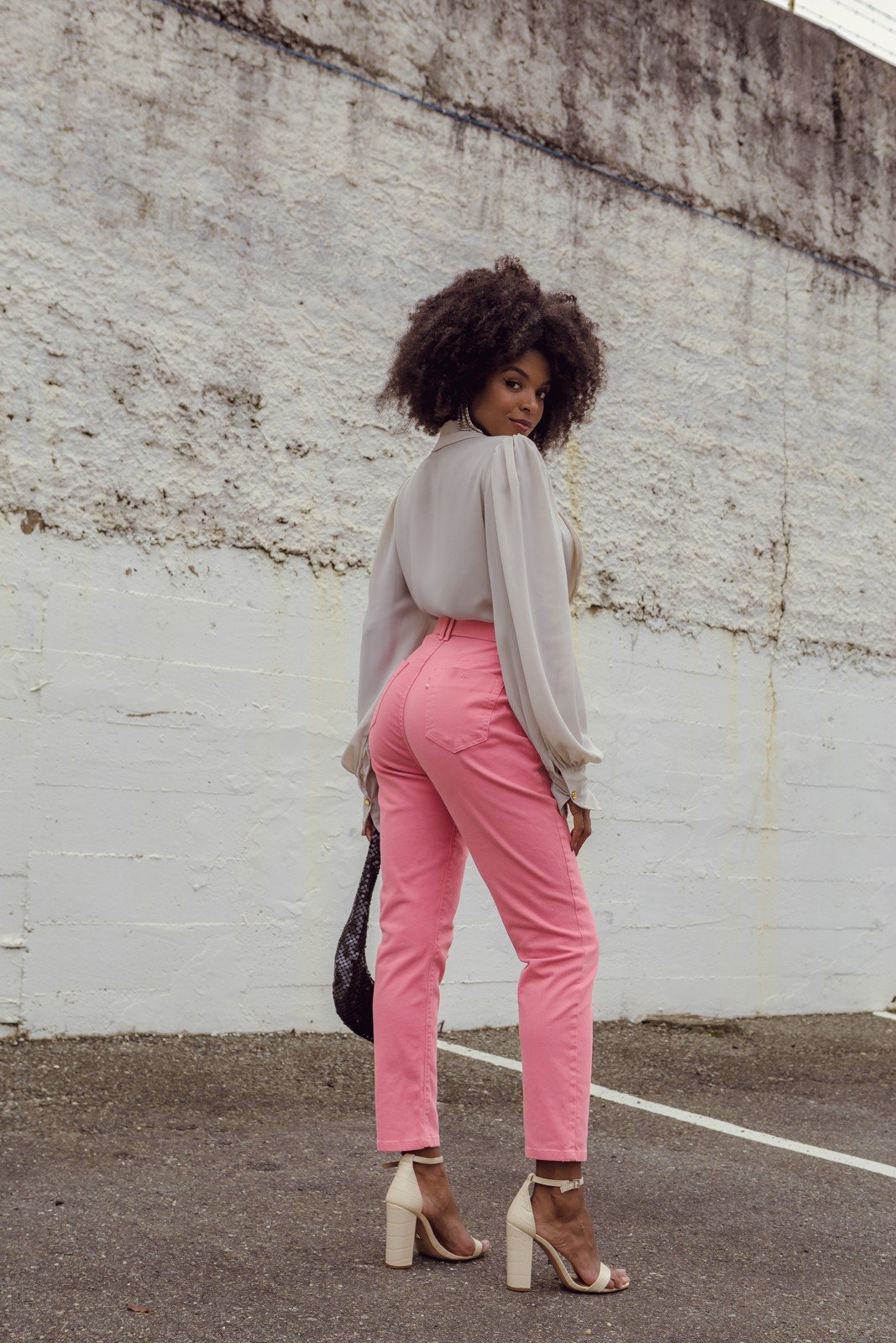 dz20081 6 calca jeans feminina mom fit com pregas denim zero costas