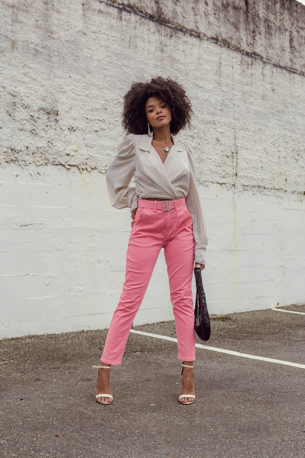 dz20081 4 calca jeans feminina mom fit com pregas denim zero frente