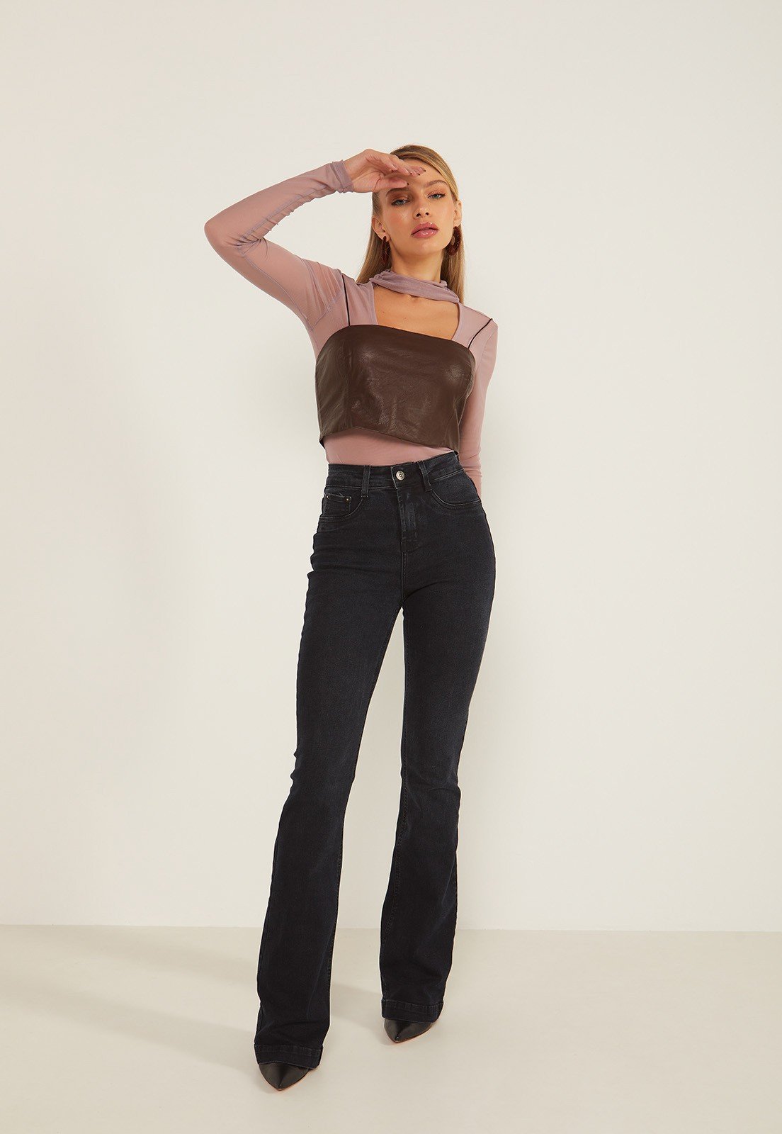 dz20035 com calca jenas feminina flare media escura denim zero frente