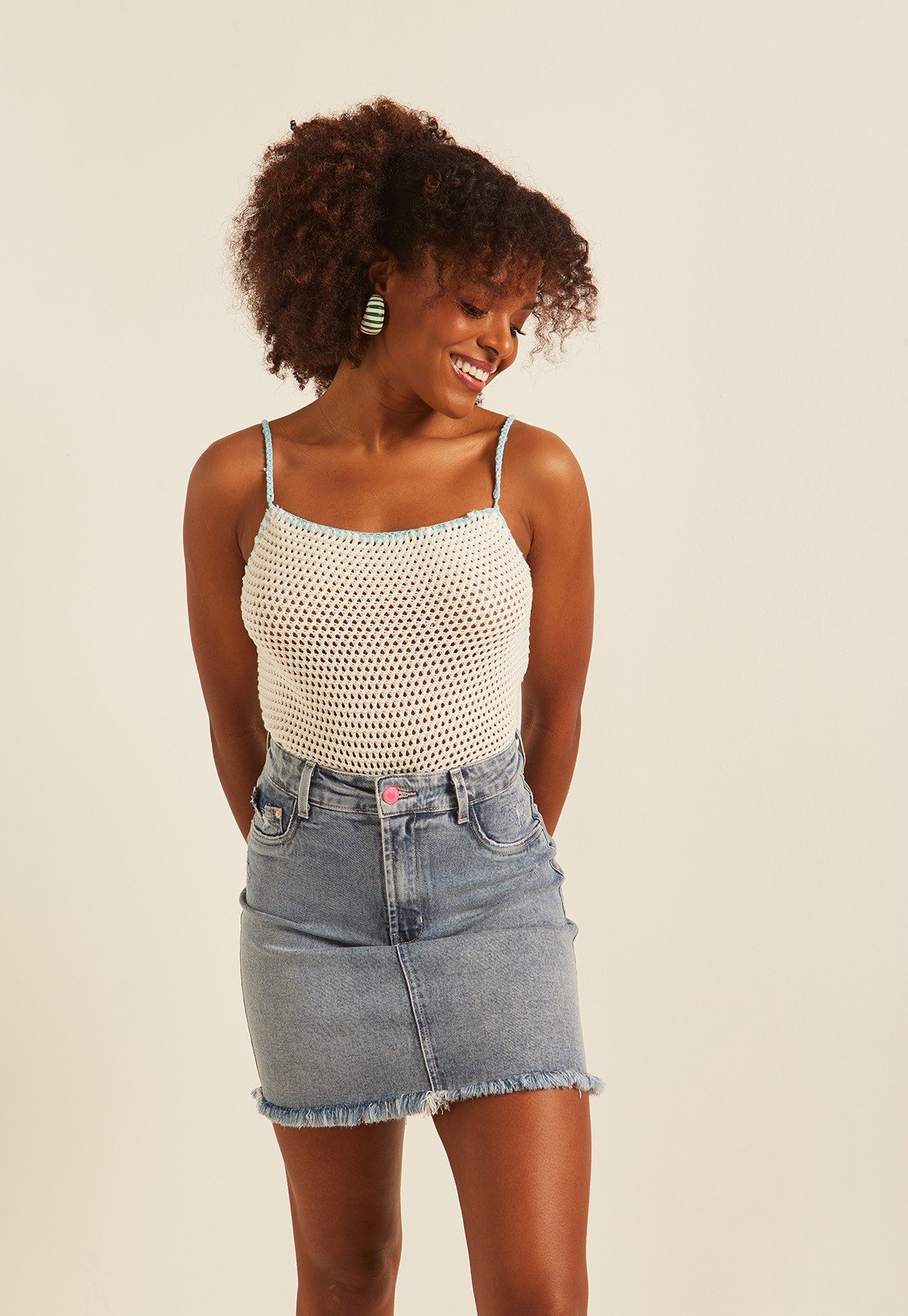 dz7245 1 com saia jeans feminina tubinho com puidos denim zero frente 1
