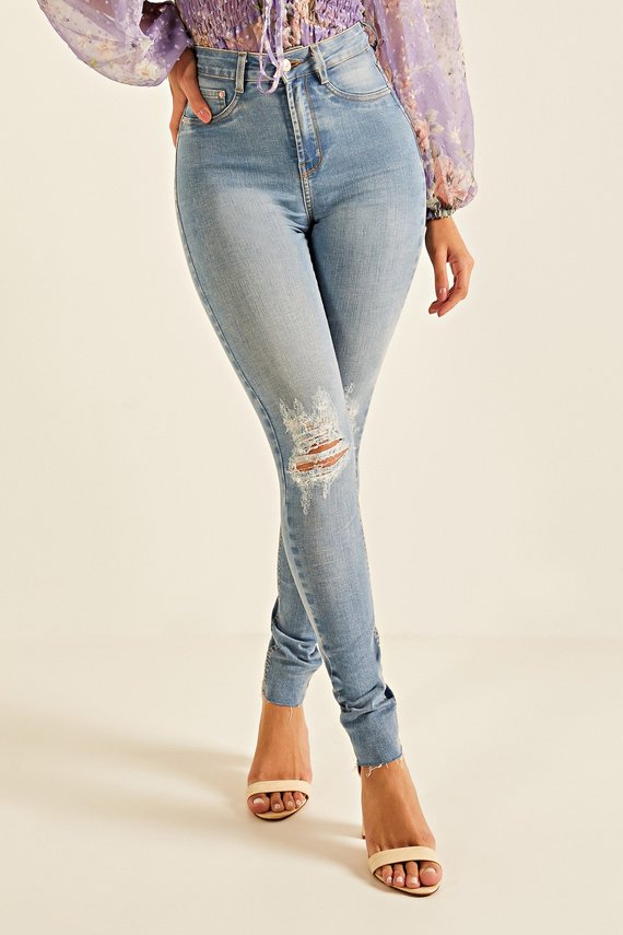 Calça Jeans Feminina Skinny Hot Pants Tradicional com Rasgo no Joelho - DZ20188