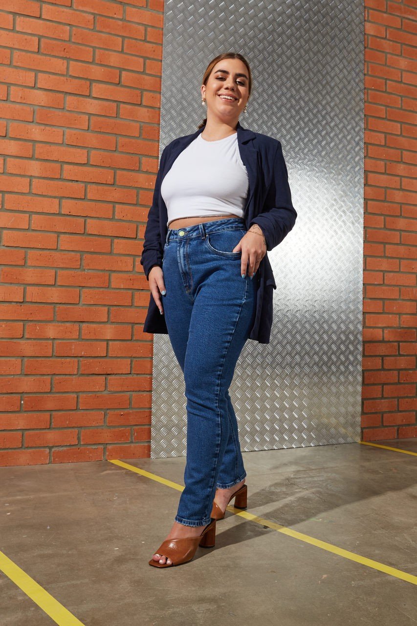 dz20282 com calca jeans feminina mom fit cigarrete denim zero frente 3 easy resize com