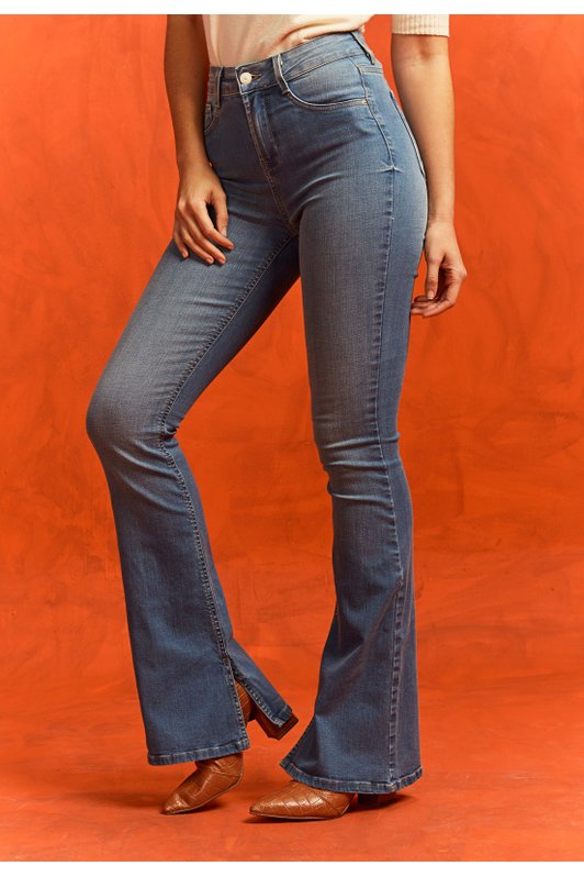 Calça Jeans Feminina Flare Média com Abertura no Entrepernas DZ20280