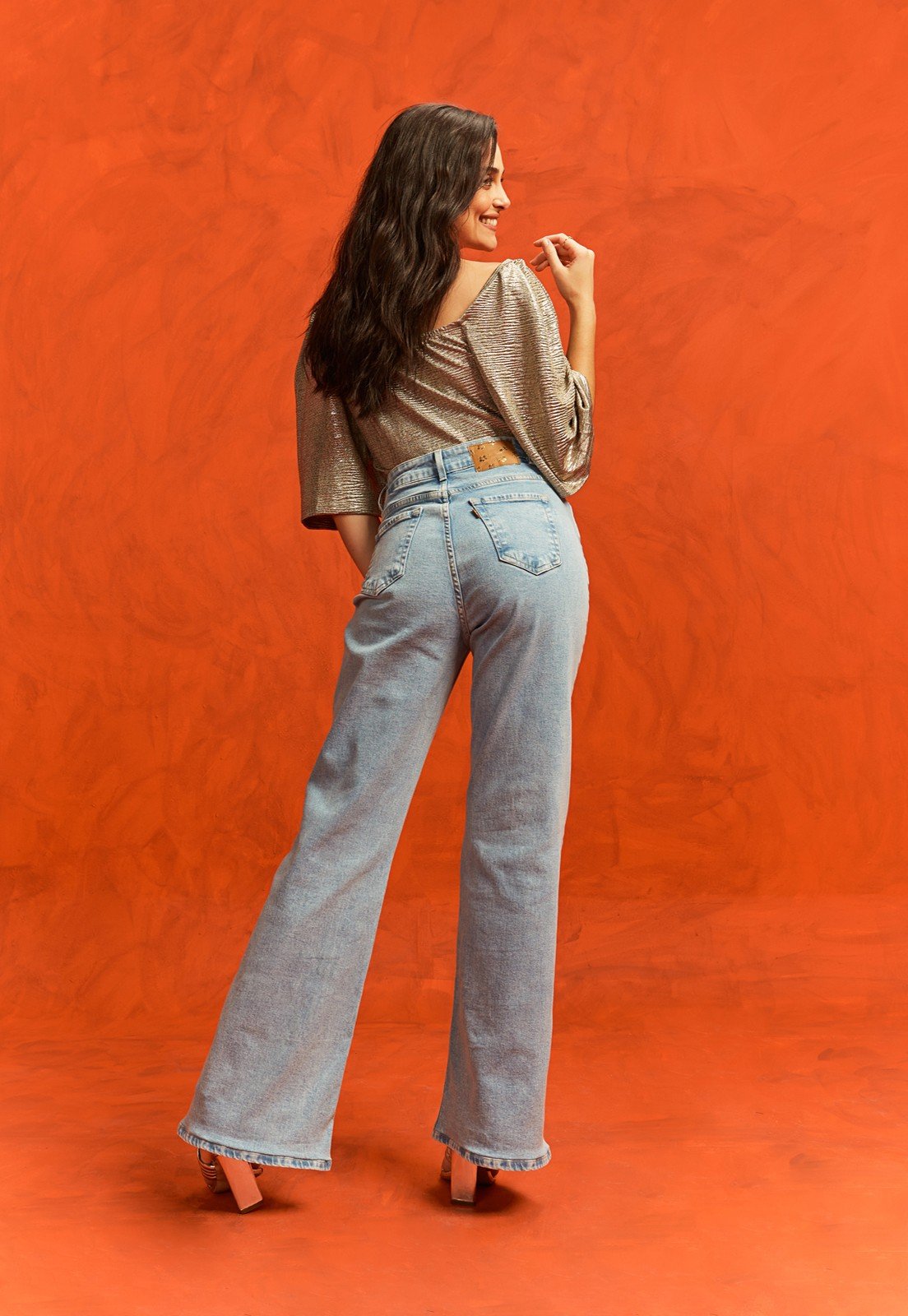 dz20286 com calca jeans feminina wide leg fit cintura alta denim zero costas 1