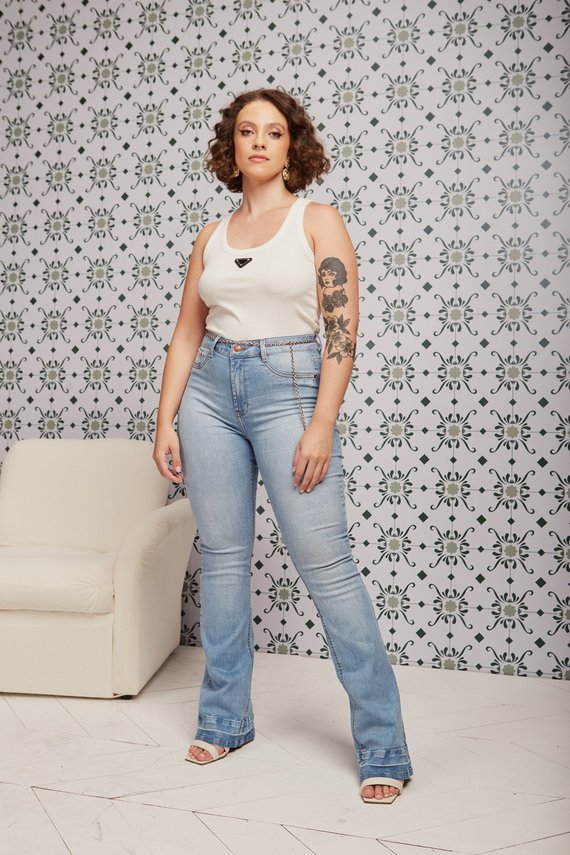 Calça Jeans Feminina Flare Média com Corrente - DZ20351