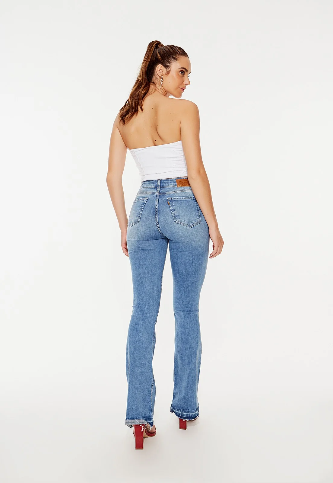 dz20318 re calca jeans feminina flare media alongada barra dupla denim zero costas