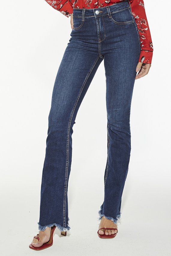 Calça Jeans Feminina Flare Média Barra Desfiada - DZ20401