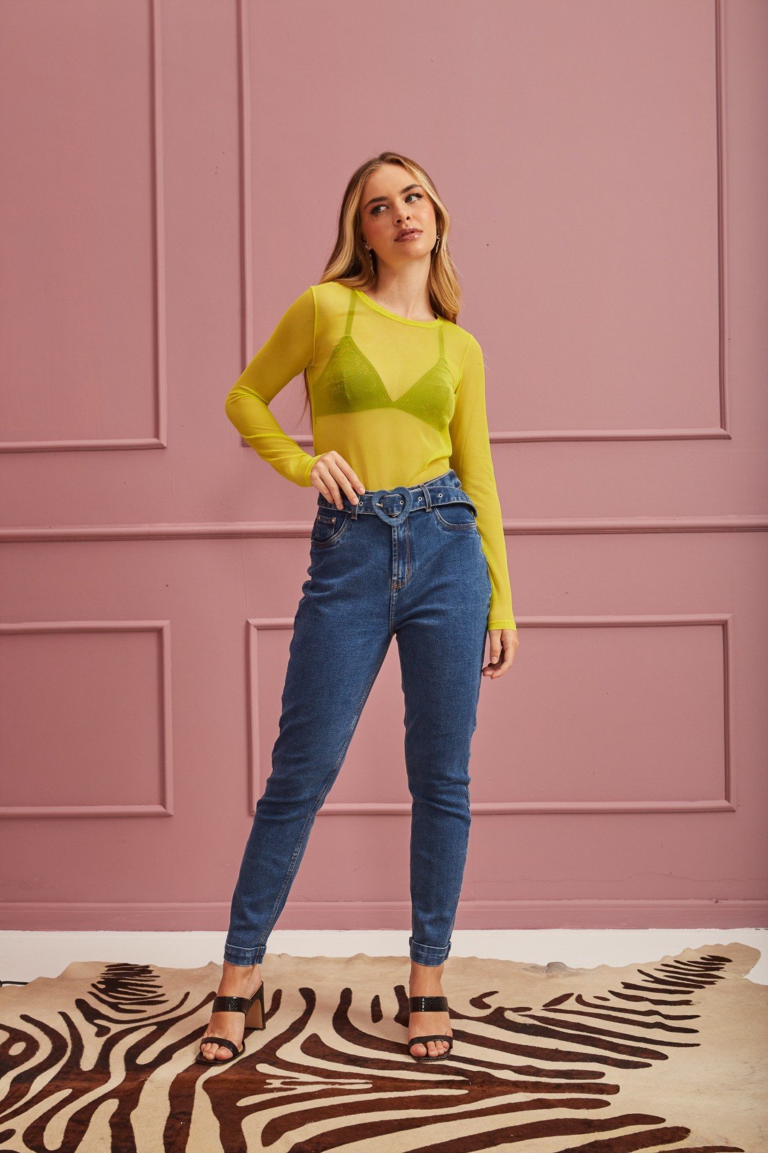 maa♡ Calça Jeans Feminina Mom Fit com Cinto - DZ20407