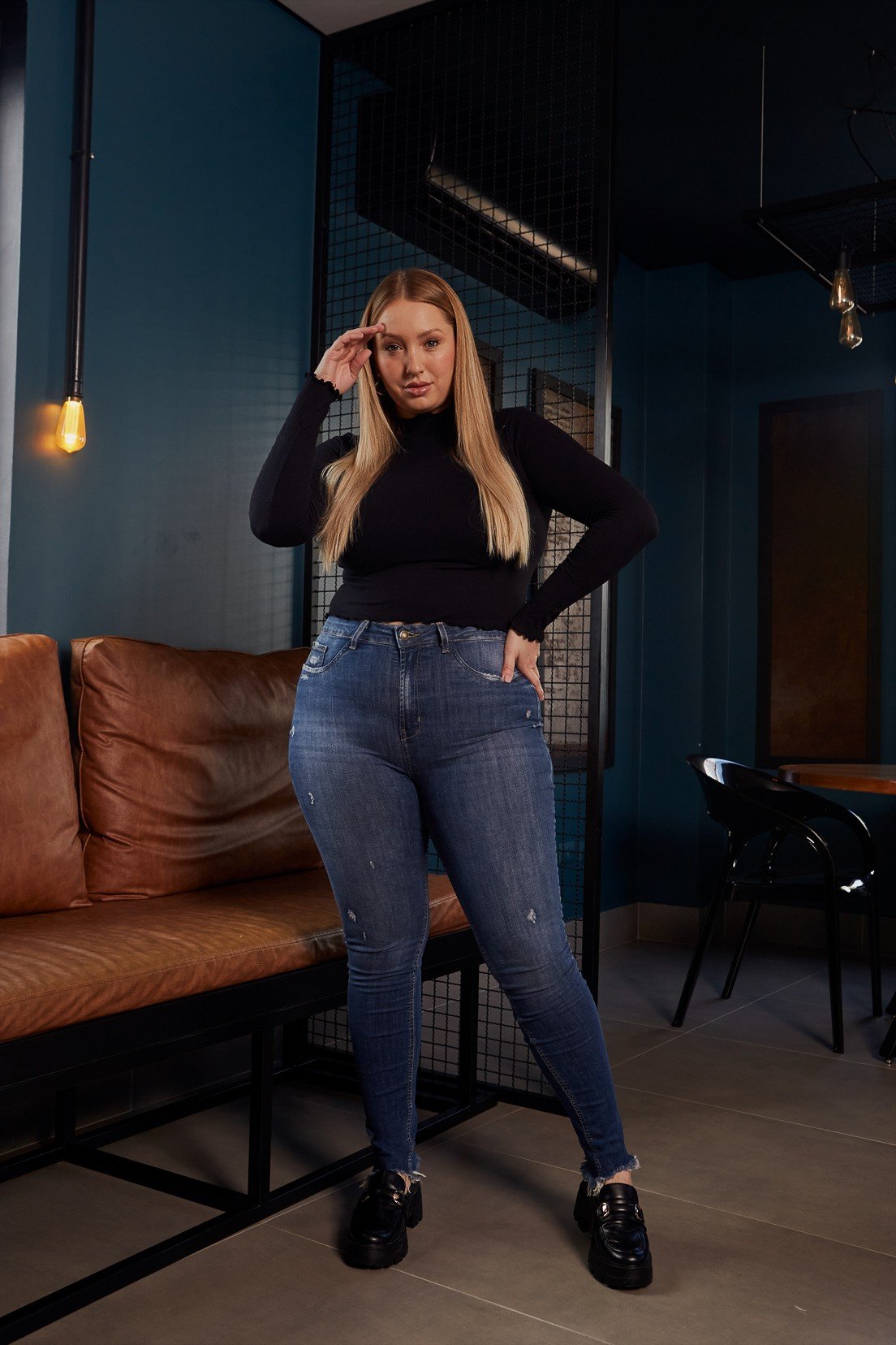 dz20383 com calca jeans feminina skinny media com puidos denim zero frente 2