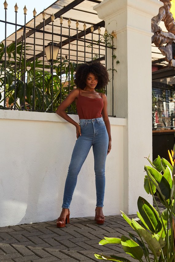Calça Jeans Feminina Skinny Hot pants Cigarrete com Abertura Lateral - DZ20430