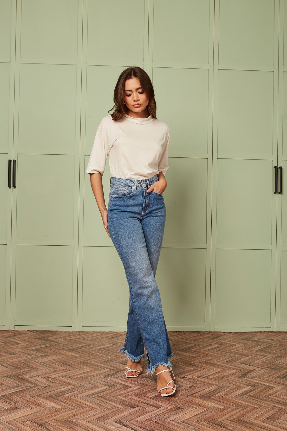 dz20503 com calca jeans feminina wide leg fit com abertura lateral denim zero frente 2