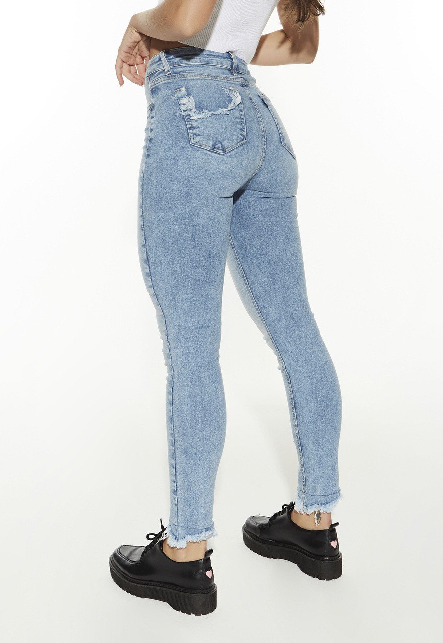 dz20523 com calca jeans feminina skinny media cigarrete com barra desfiada denim zero costas crop easy resize com