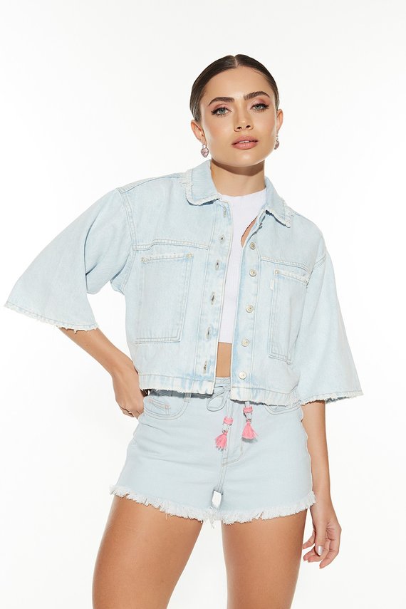 Camisa Jeans Feminina Oversized Cropped com Bolso Utilitário - DZ9187