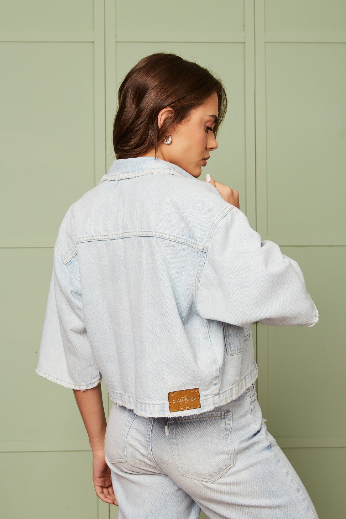 dz9187 alg camisa jeans feminina oversized cropped com bolso utilitario denim zero costas