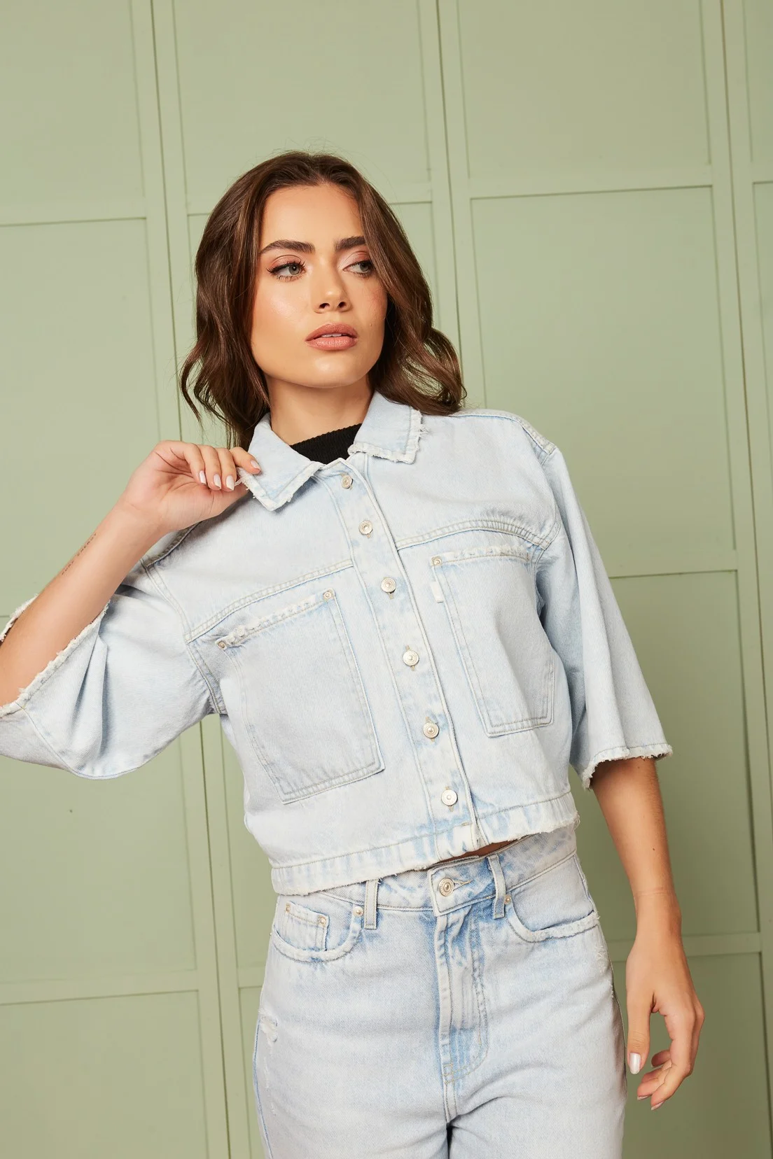 dz9187 alg camisa jeans feminina oversized cropped com bolso utilitario denim zero frente 1