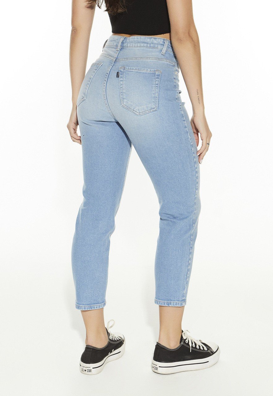 dz20502 com calca jeans feminina mom fit cropped com aplicacao de strass denim zero costas crop easy resize com