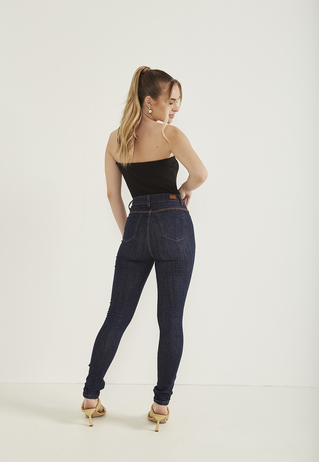 dz20373 com calca jeans feminina hot pants escura denim zero costas 2