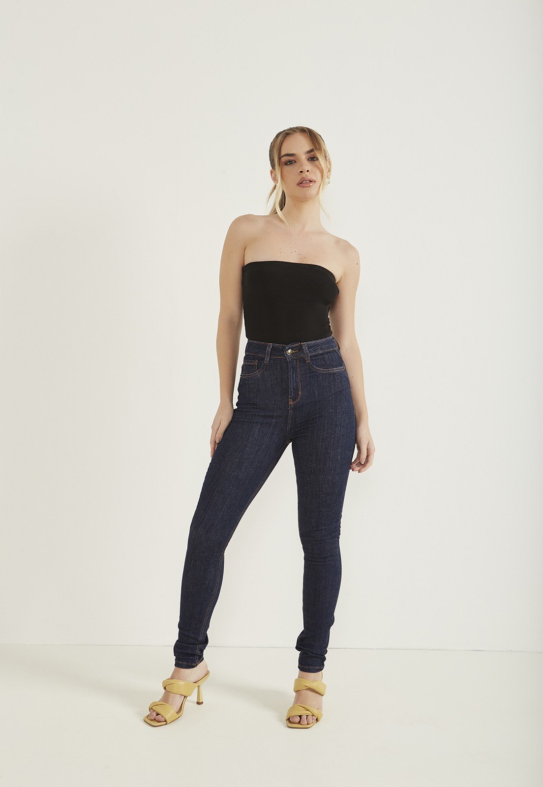 dz20373 com calca jeans feminina hot pants escura denim zero frente 2