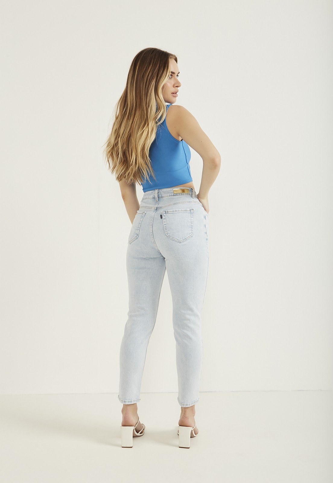 dz20378 com calca jeans feminina mom fit tradicional denim zero costas 2