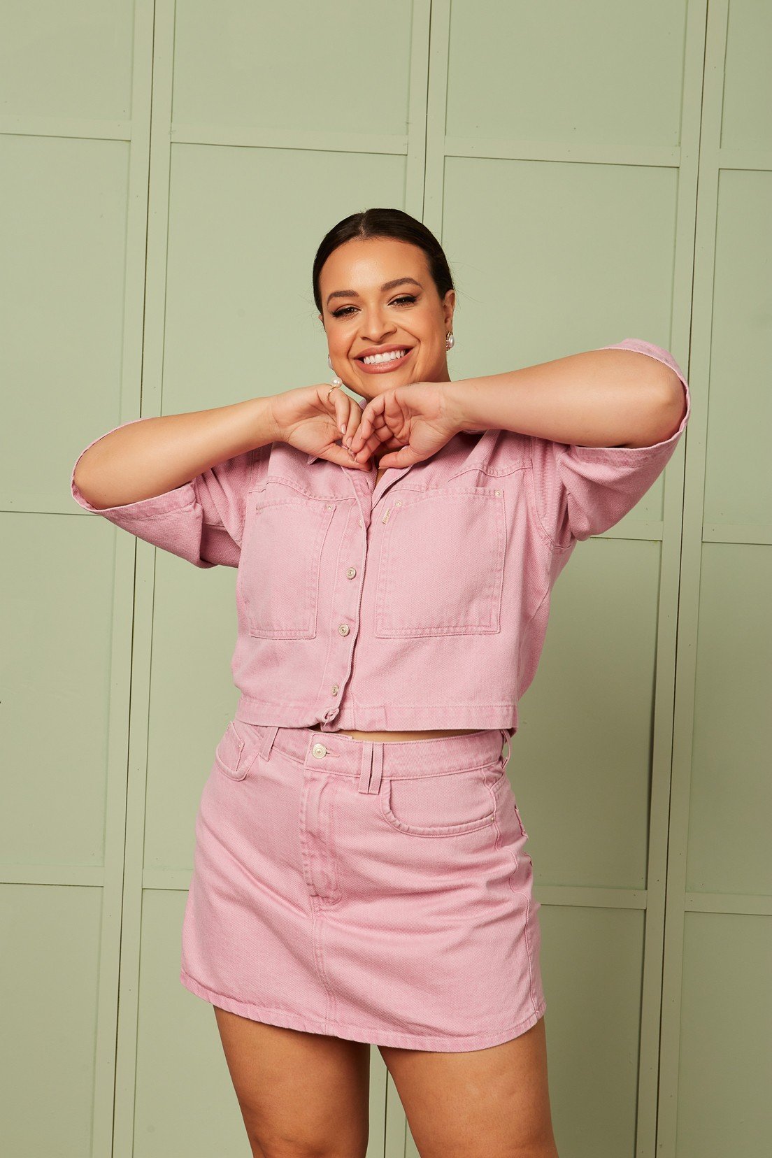 Camisa Jeans Feminina Oversized Cropped com Bolsos Frontais DZ9188