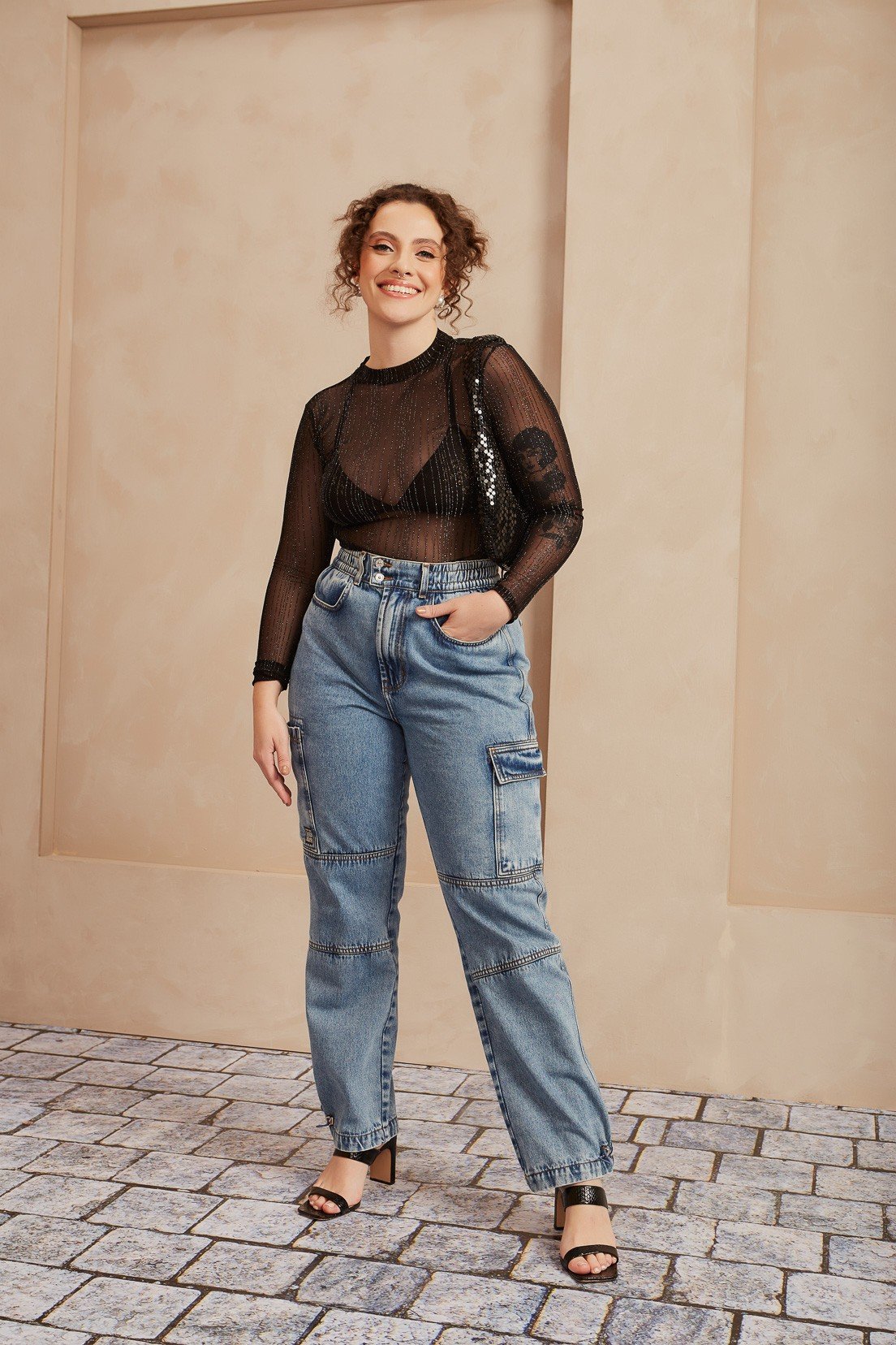 Calça Jeans Feminina Reta com Bolsos Utilitários DZ20538