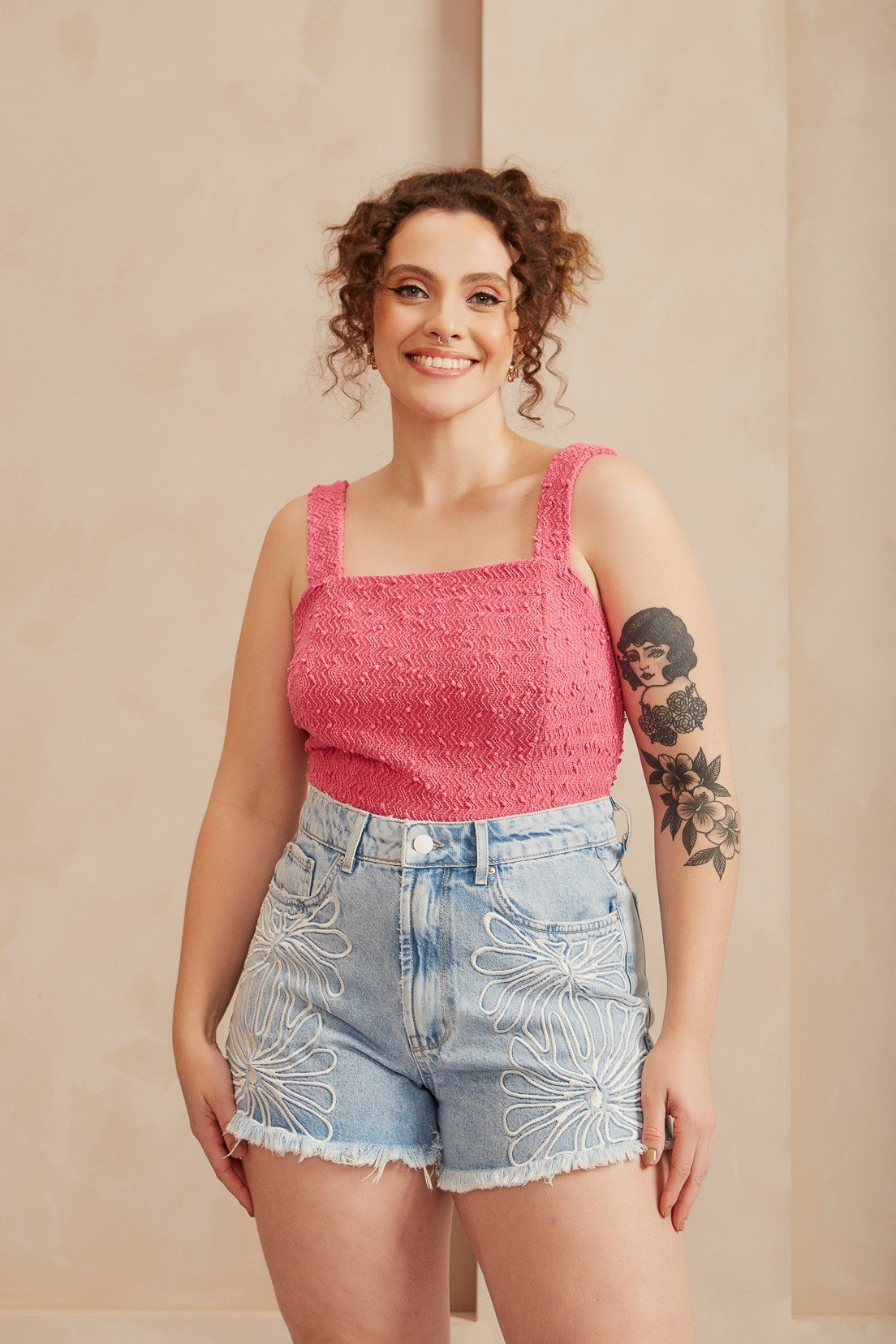 dz6697 alg shorts jeans feminino mom com bordados florais denim zero frente 4