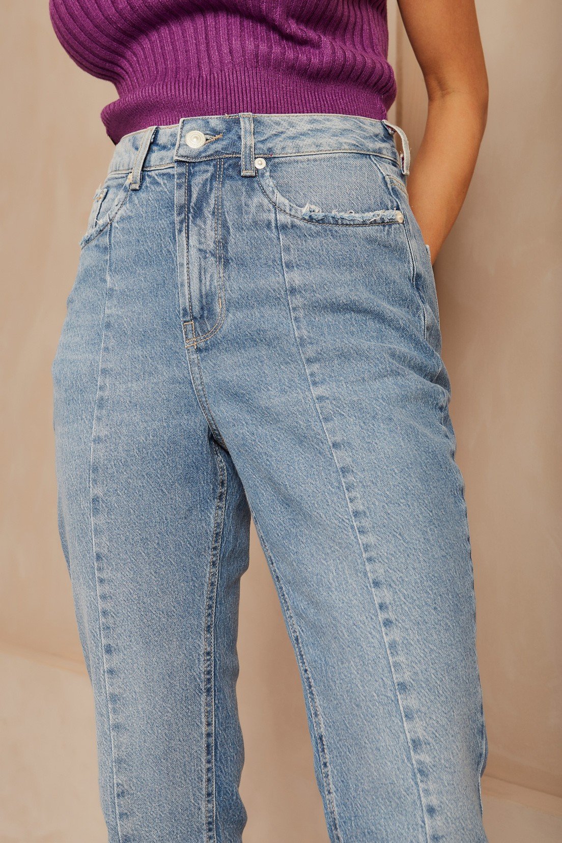 Calça Jeans Feminia Mom Fit Cigarrete com Recortes Frontais - DZ20530