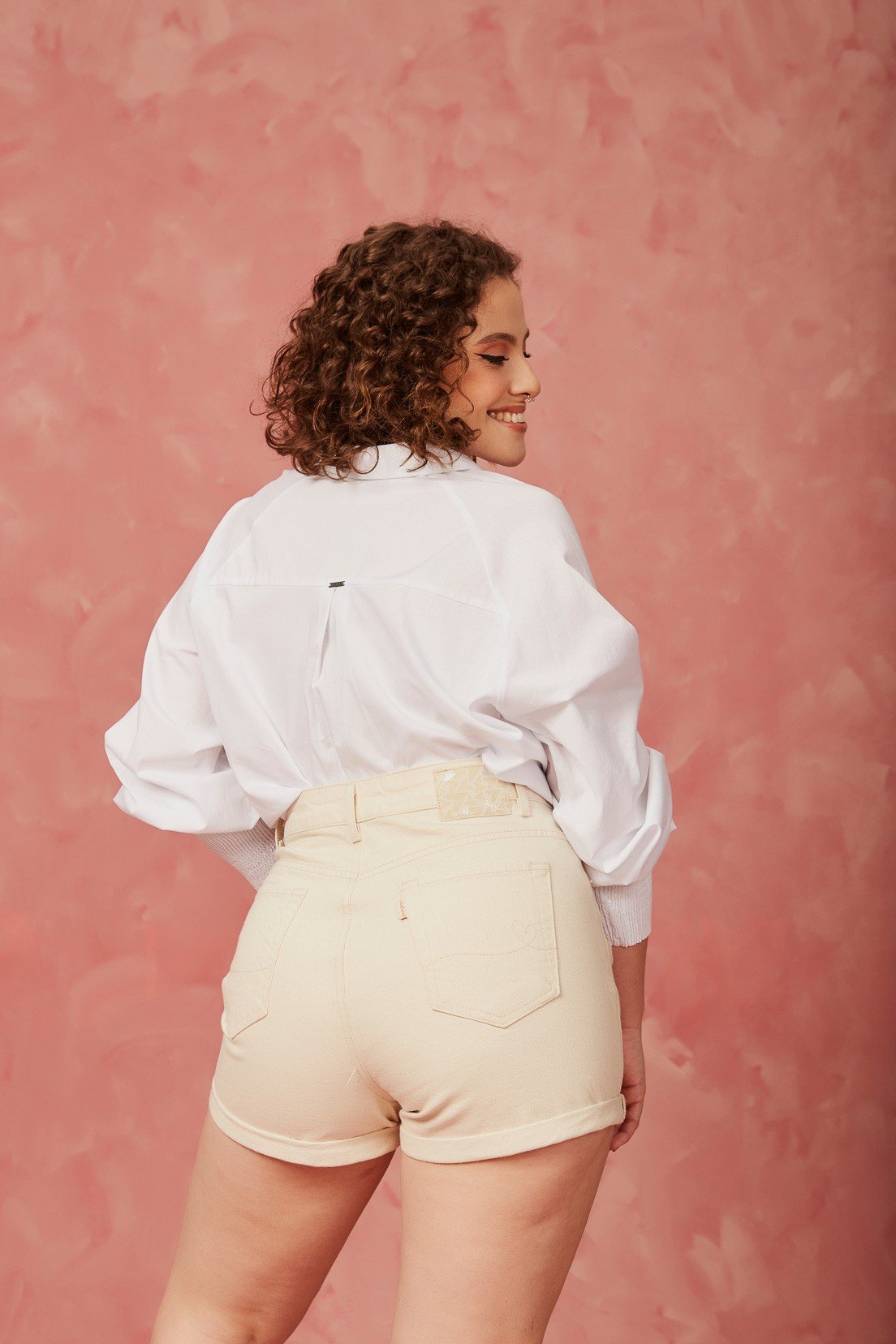 dz6700 alg shorts jeans femino mom com barra dobrada denim zero costas