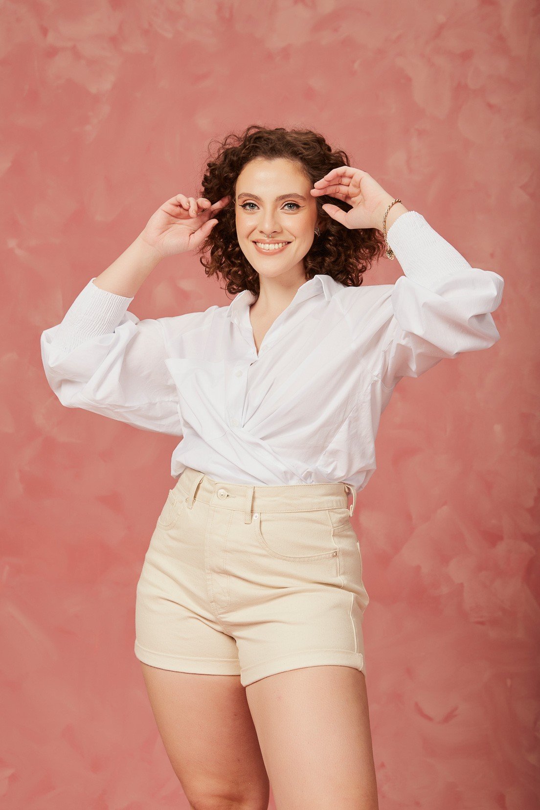 dz6700 alg shorts jeans femino mom com barra dobrada denim zero frente 4