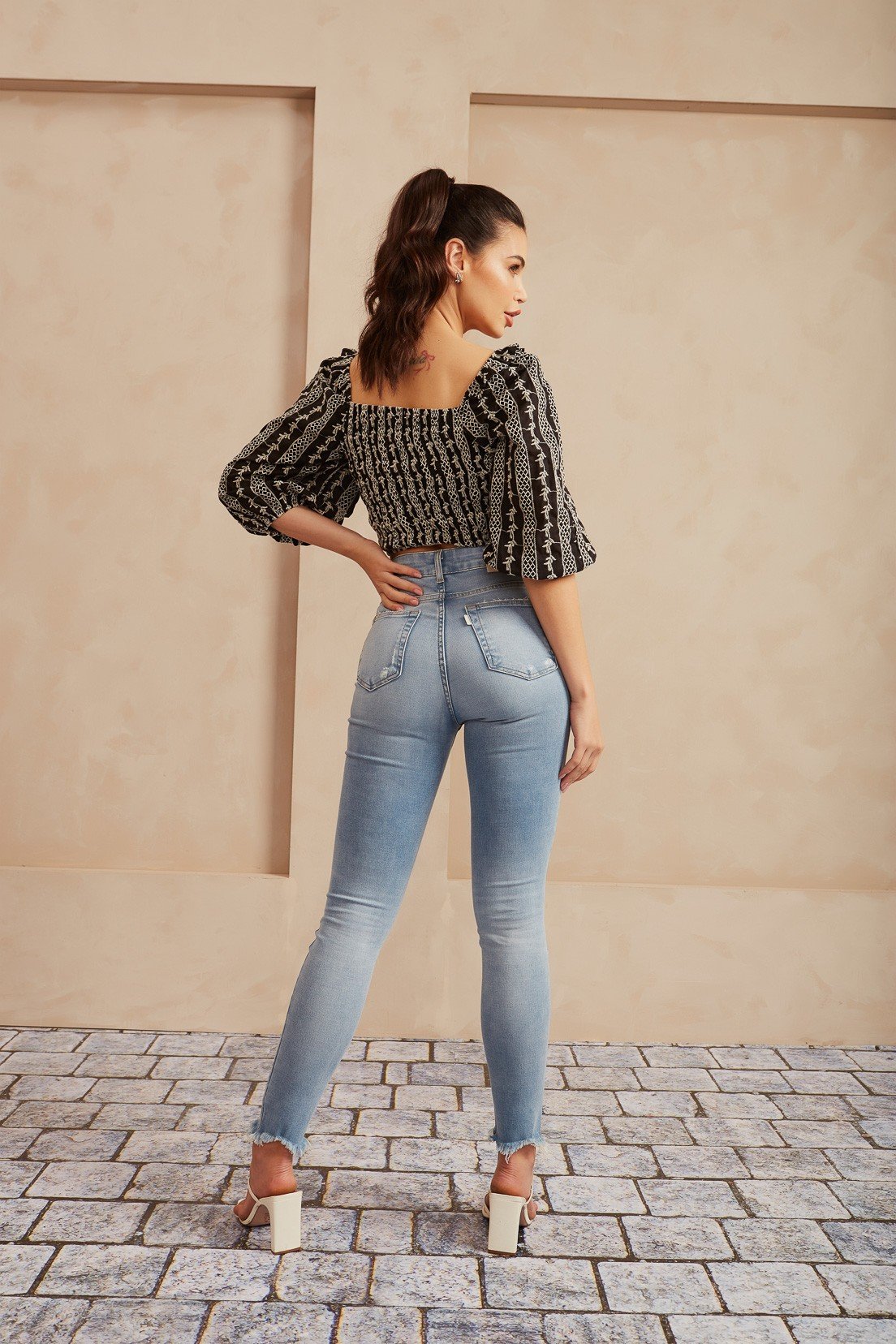 dz20550 re calca jeans feminina skinny media cigarrete com leves puidos denim zero costas 2