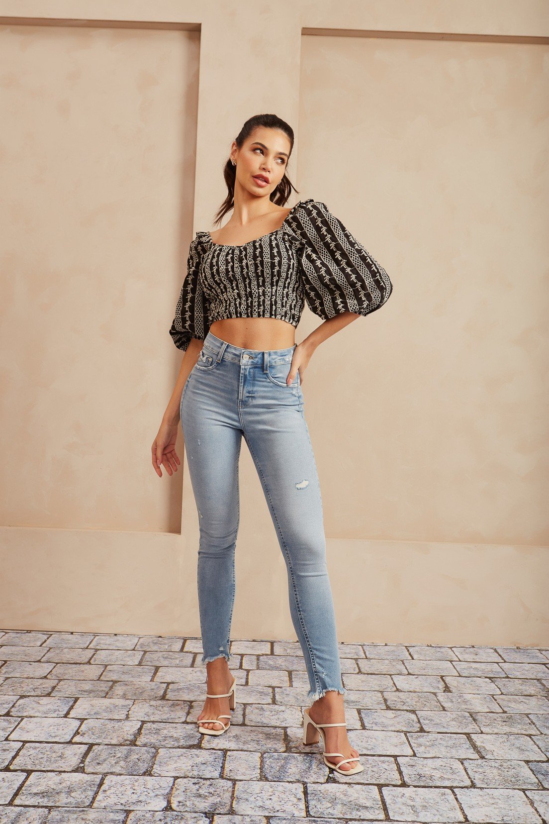 Calça fashion jeans feminina com puidos