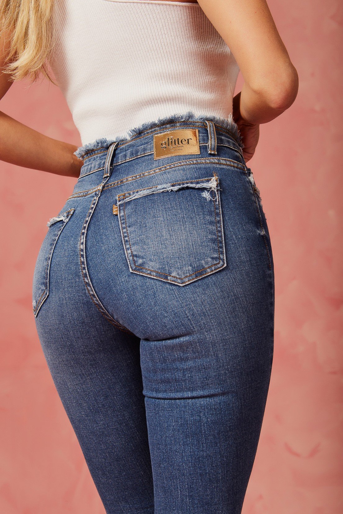 dz20547 com calca jeans feminina skinny com desfiados no cos e bolsos denim zero detalhe 2