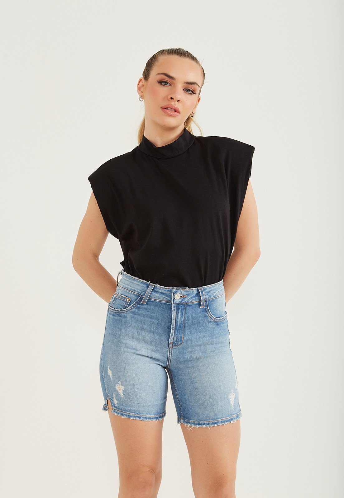 dz4076 com bermuda jeans feminina meia coxa com leve puidos denim zero frente 1
