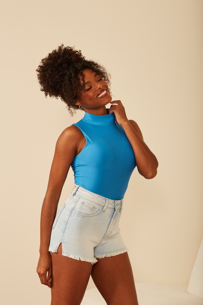 dz6722 com shorts jeans feminino setentinha fit com leve abertura na lateral den 13