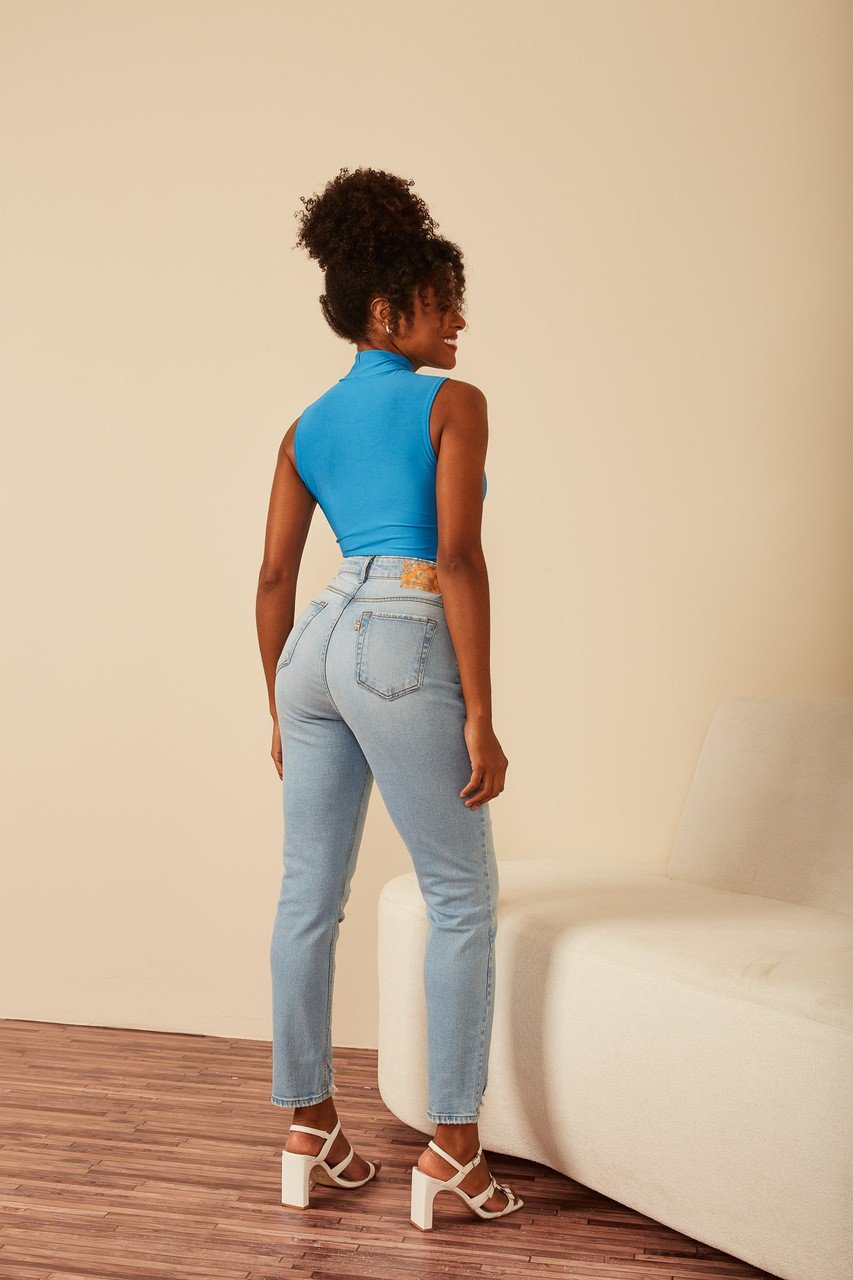 dz20557 com calca jeans feminina mom fit cigarrete com barra destroyed denim zero cos