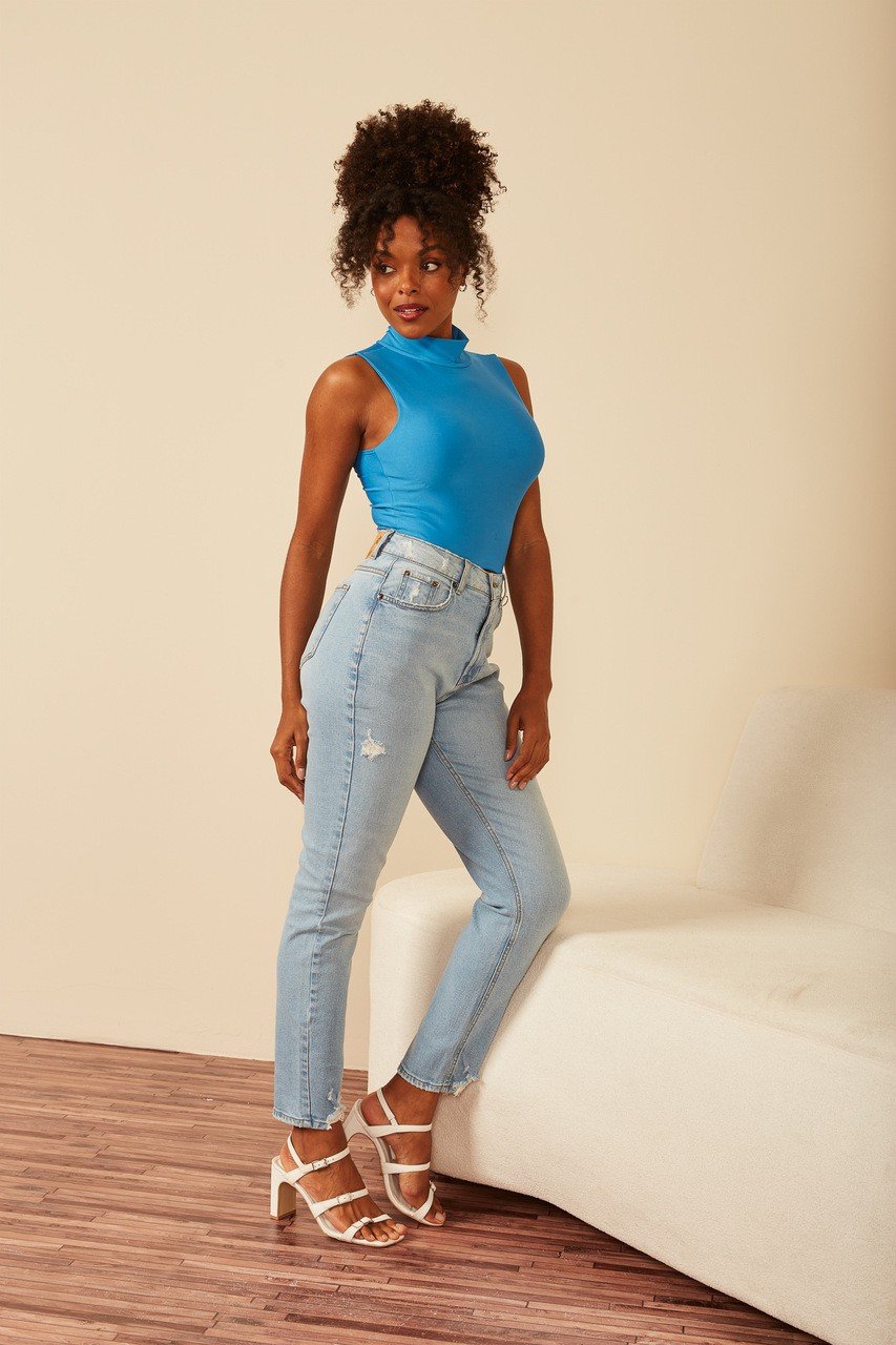 dz20557 com calca jeans feminina mom fit cigarrete com barra destroyed denim zero lad