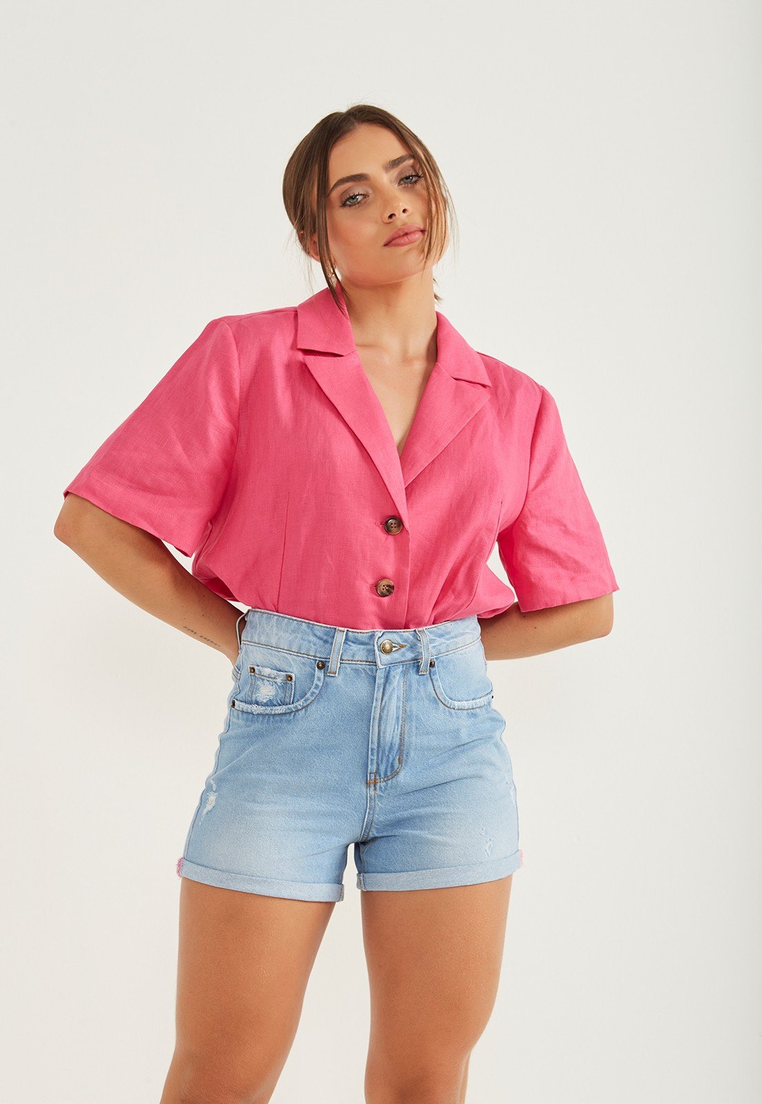 dz6711 alg shorts jeans feminino mom com leves puidos denim zero frente