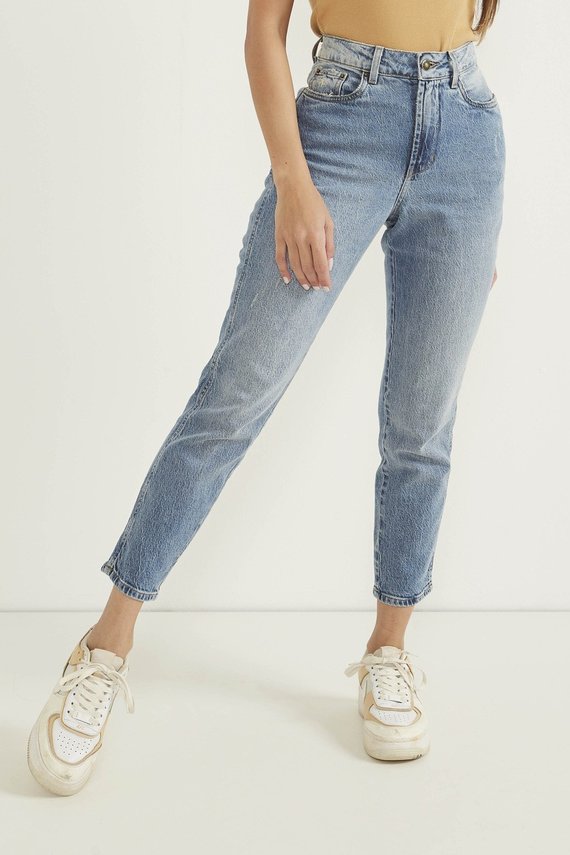 Calça Jeans Feminina Mom Fit com Leves Puídos - DZ20585