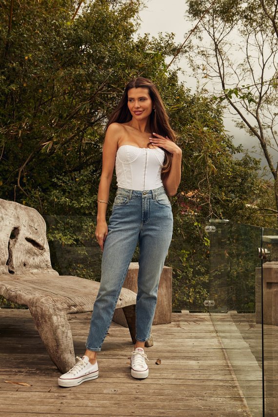 Calça Jeans Feminina Mom Fit com Leves Puídos - DZ20585