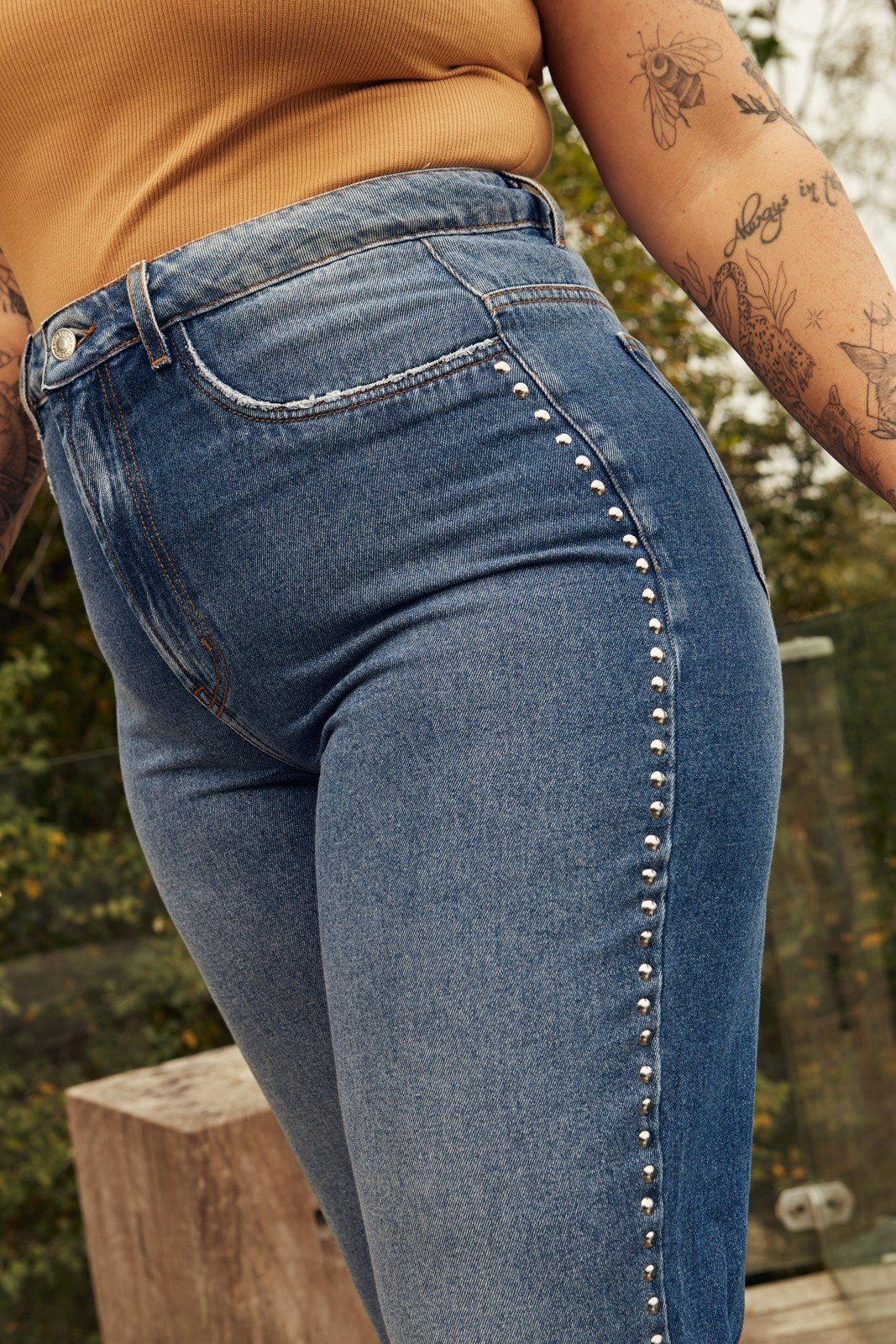 Calça Jeans Feminina Reta com Aplicação Termocolante - DZ20574