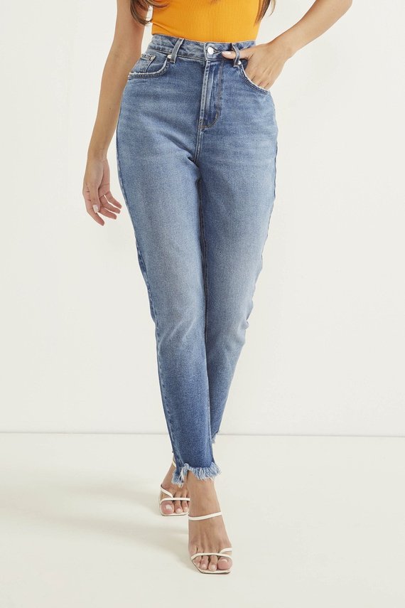 Calça Jeans Feminina Mom Fit com Barra Irregular Desfiada - DZ20577
