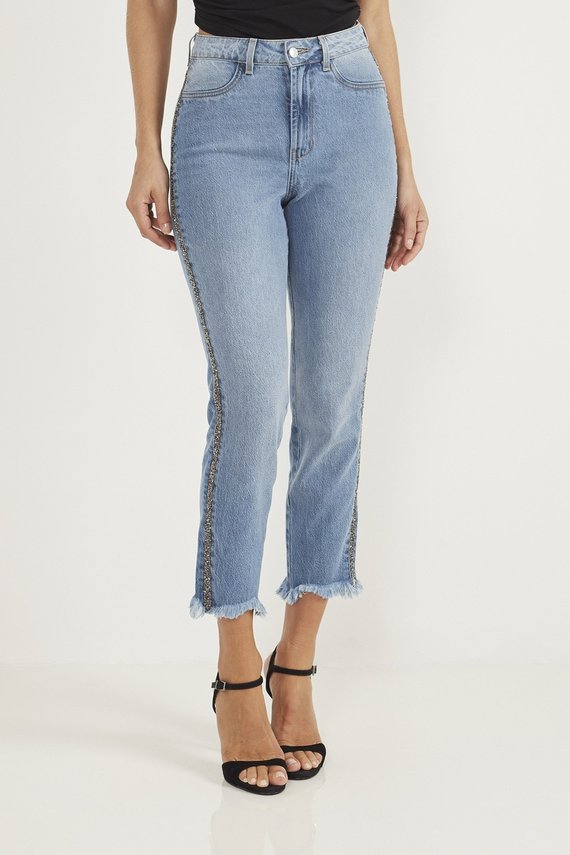 Calça Jeans Feminina Mom Fit Barra Desfiada e Detalhe na Lateral - DZ20607