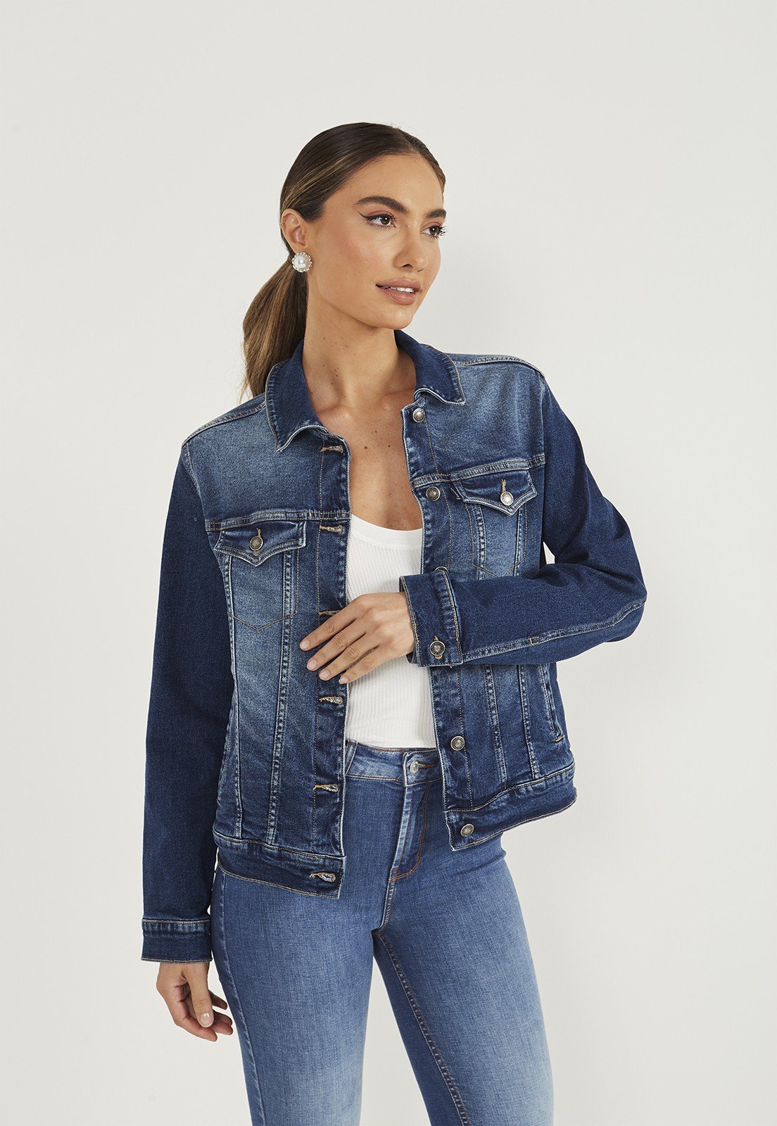 dz9193 com jaqueta jeans feminina com elastano e recortes na parte frontal frente 1