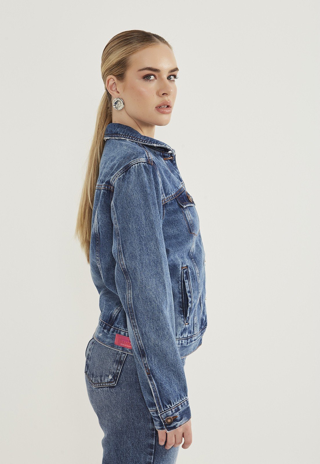 Jaqueta Jeans Feminina Regular com Barra Tradicional DZ9196