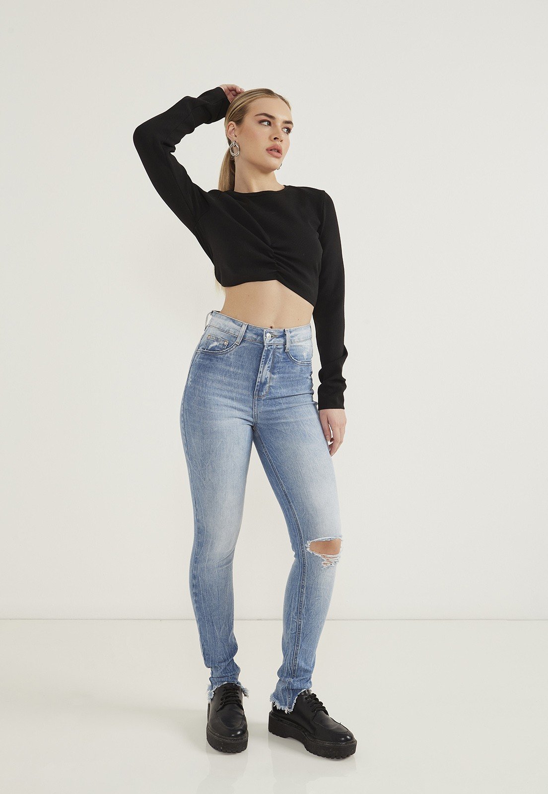 Calça Jeans Feminina Skinny Hot Pants Puídos Médio DZ20636