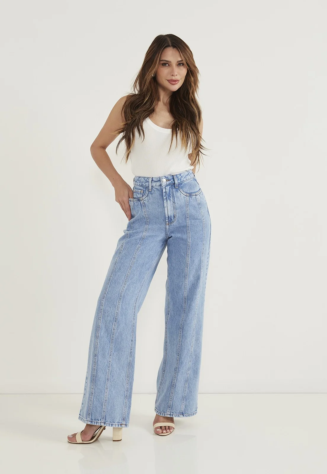 Calça Jeans Feminina Wide Leg com Recortes Frontais DZ20644